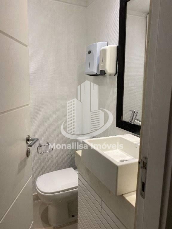 Lavabo da sala comercial no Le Monde Office, com vaso sanitário, cuba quadrada e espelho